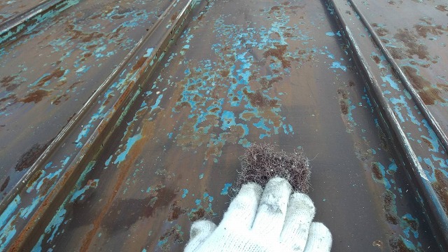 白山市河内町の納屋で屋根塗装工事の錆止め塗装スタートします。