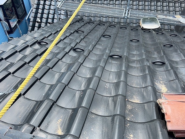 瓦屋根が地震で破損!石付き板金屋根への葺き替えで軽量・安心な住まいへ