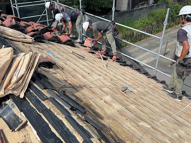 瓦の撤去作業